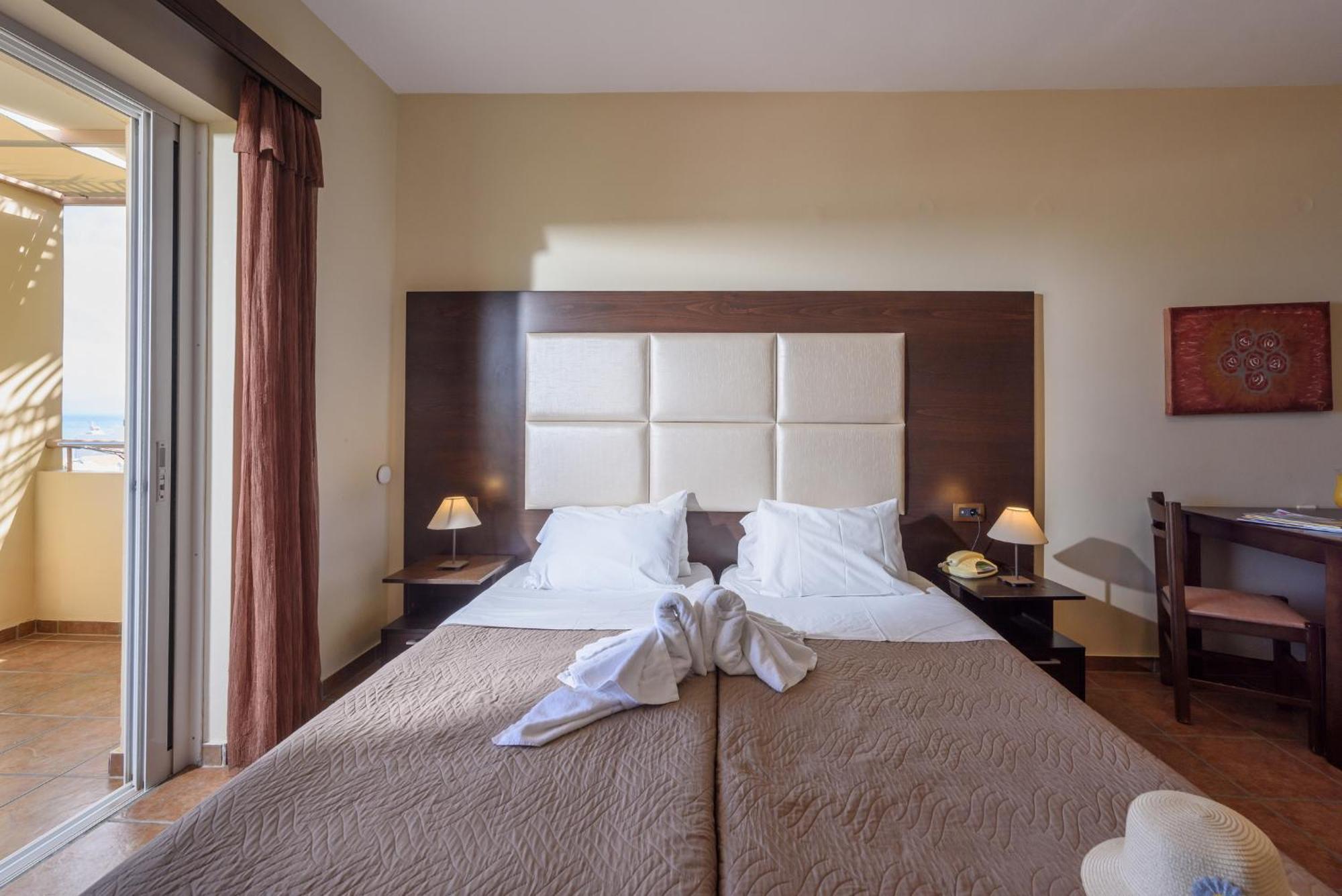 Eurohotel Theo Hotel Agia Marina Esterno foto