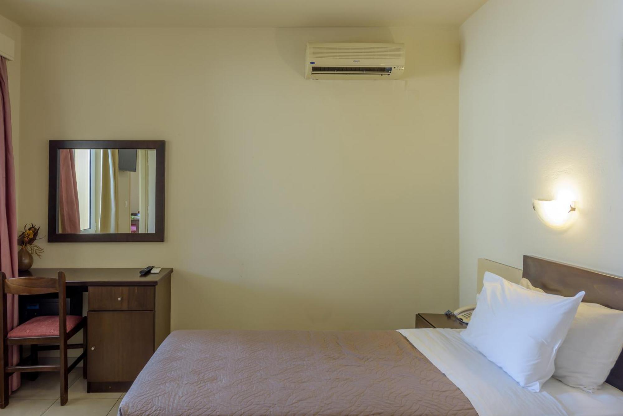 Eurohotel Theo Hotel Agia Marina Esterno foto