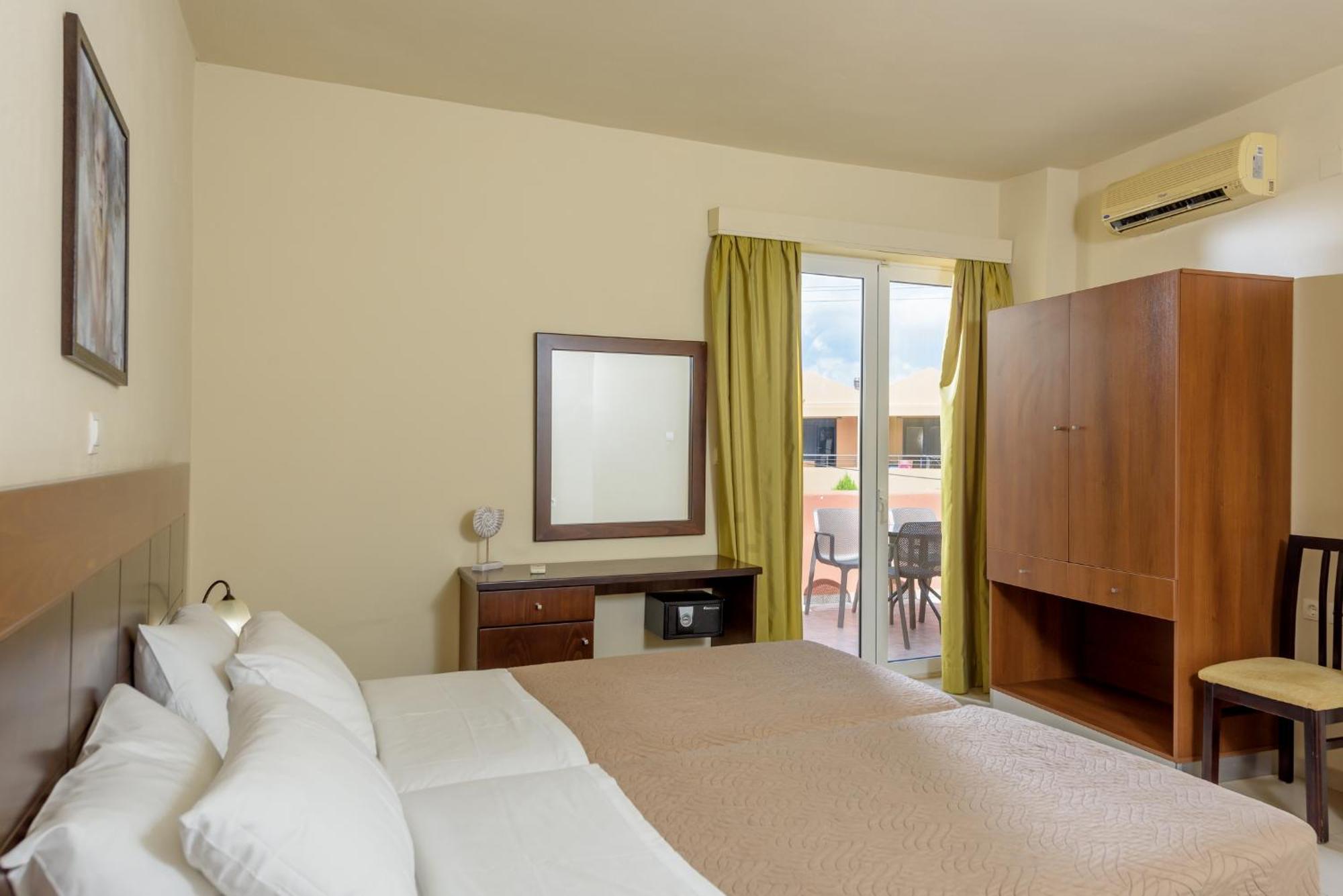 Eurohotel Theo Hotel Agia Marina Esterno foto