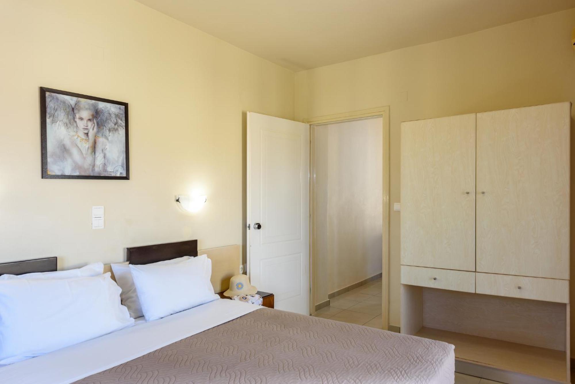 Eurohotel Theo Hotel Agia Marina Esterno foto